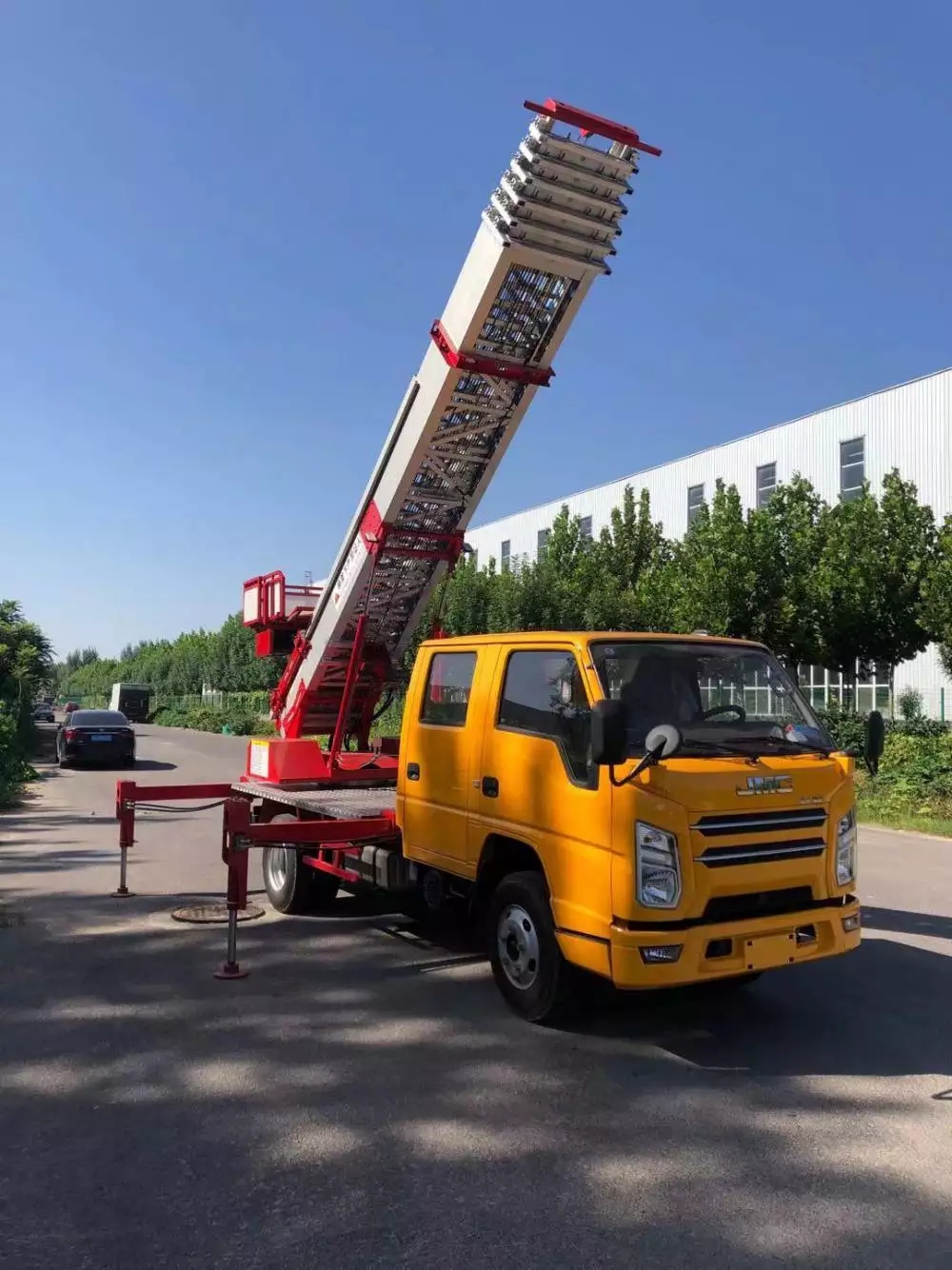 抚州东乡附近的云梯车出租服务：轻松解决高空作业需求